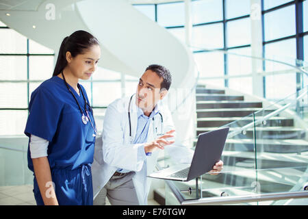 Arzt und Krankenschwester mit Laptop im Krankenhaus Stockfoto