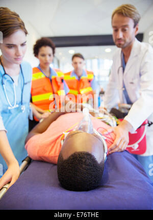 Ärzte und Krankenschwestern, die Machenschaften der Patient Krankenhaus Flur Stockfoto