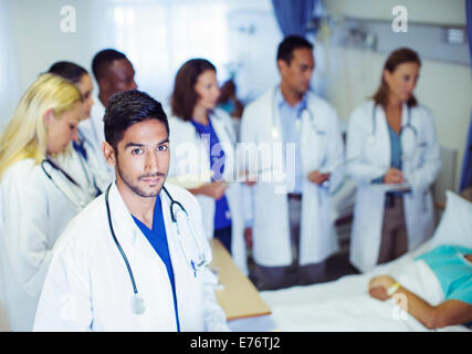 Arzt stehen mit den Bewohnern im Krankenzimmer Stockfoto