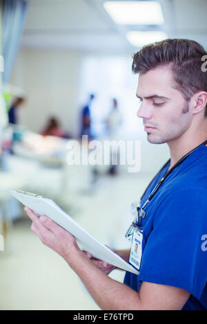 Krankenschwester Lesung medizinischen Diagramm im Krankenhaus Stockfoto