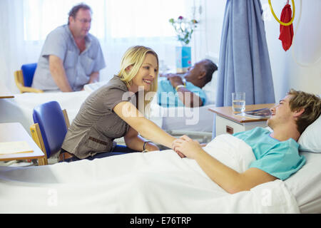 Frau im Gespräch mit Freund im Krankenhaus Stockfoto