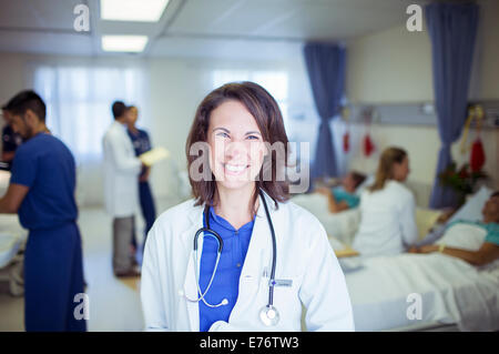 Arzt lächelnd in Krankenzimmer Stockfoto