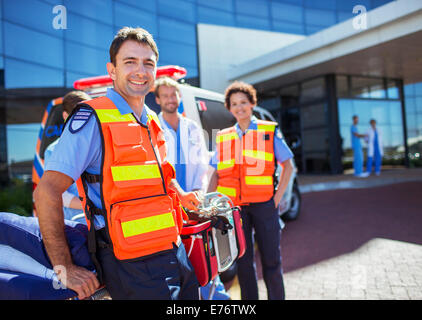 Sanitäter Lächeln Außenseite Krankenhaus Stockfoto