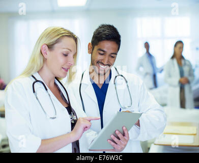 Ärzte mit digital-Tablette im Krankenhaus Stockfoto