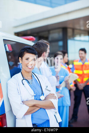 Arzt Lächeln Außenseite Krankenhaus Stockfoto