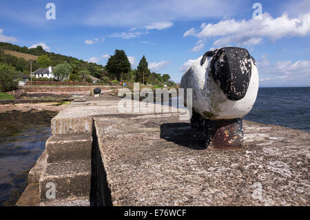 Ungewöhnliche Liegeplätze in der Form von Schafen auf der Hafenmauer an Corrie, Isle of Arran. Stockfoto