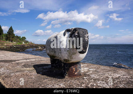 Ungewöhnliche Liegeplätze in der Form von Schafen auf der Hafenmauer an Corrie, Isle of Arran. Stockfoto