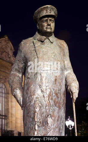 Eine Statue des ehemaligen britischen Premierminister Sir Winston Churchill, liegt außerhalb des Petit Palais in Paris, Frankreich. Stockfoto