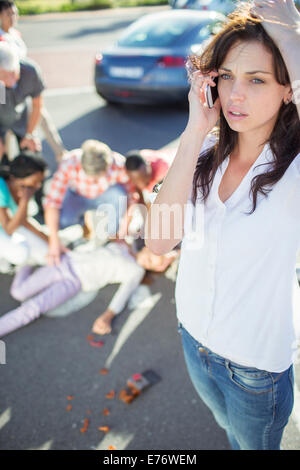 Frau ruft Rettungsdienste bei Autounfall Stockfoto