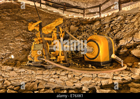 Besucher-tour durch das Salz mine in Bex. Jahrgang der Bohrmaschine. Stockfoto