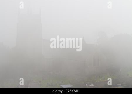 St. Nicholas Church, Montgomery, durch einen dichten Nebel. Powys, Wales. März. Stockfoto