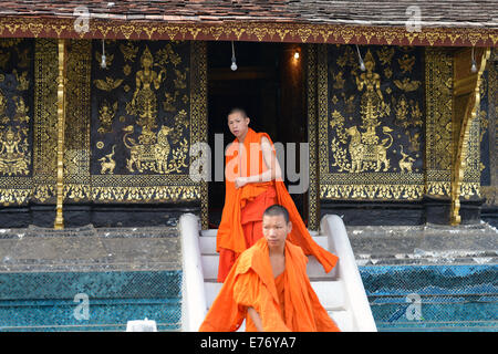 Luang Prabang, Laos - 1. März 2014: Buddhistische Mönche im Wat Xieng Thong in Luang Prabang, Laos Stockfoto