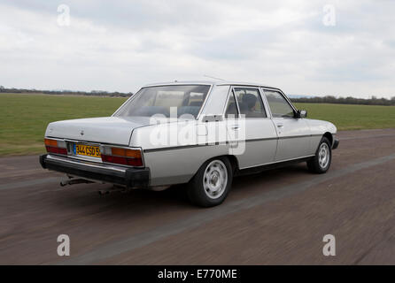 Französische Oldtimer Peugeot 604, Anfang der 80er Jahre Modell fahren Stockfoto