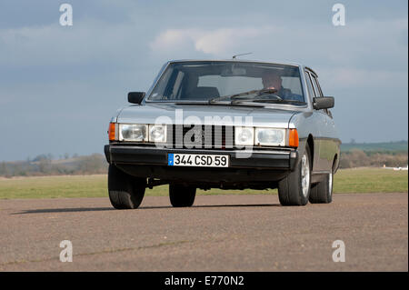 Französische Oldtimer Peugeot 604, Anfang der 80er Jahre Modell Kurvenfahrt Stockfoto