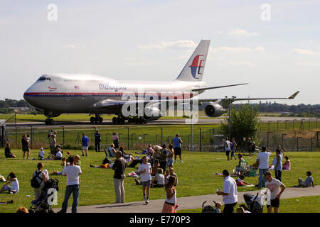 Malaysia Airlines Boeing 747-400 taxis vorbei an Hunderten von Zuschauern am Manchester Airport. Stockfoto