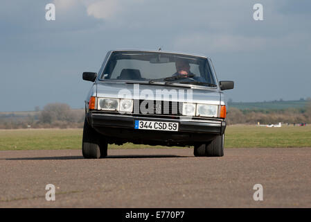 Französische Oldtimer Peugeot 604, Anfang der 80er Jahre Modell Kurvenfahrt Stockfoto