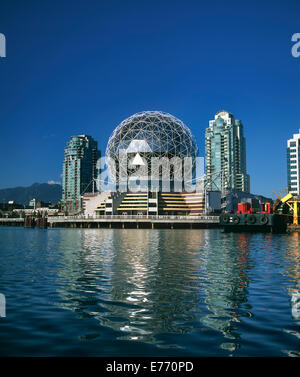 Die geodätische Kuppel, in der sich das Science World Ausstellungszentrum befindet, Vancouver, British Columbia, Kanada. Die Kuppel wurde ursprünglich für die Expo 86 gebaut. Stockfoto