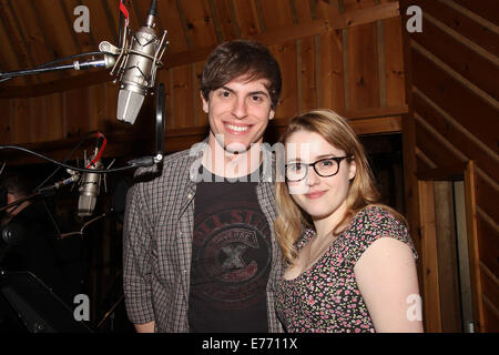 Aufnahme-Session für das Broadway The Bridges of Madison County statt in den Avatar Studios.  Mitwirkende: Derek Klena, Caitlin Kinnunen Where: New York, New York, Vereinigte Staaten von Amerika als: 3. März 2014 Stockfoto