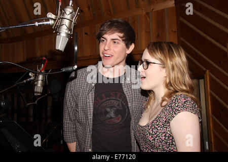 Aufnahme-Session für das Broadway The Bridges of Madison County statt in den Avatar Studios.  Mitwirkende: Derek Klena, Caitlin Kinnunen Where: New York, New York, Vereinigte Staaten von Amerika als: 3. März 2014 Stockfoto