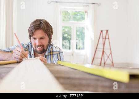 Mann, die Kennzeichnung von Holz im Wohnbereich Stockfoto