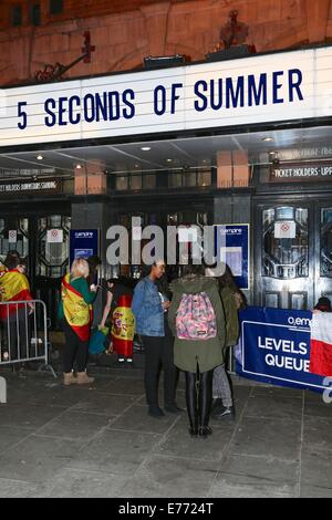 Fans mit Banner warten australische pop-Rock-Band, "5 Sekunden des Sommers" außerhalb der Shepherds Bush Empire wo: London, Vereinigtes Königreich bei: 4. März 2014 Stockfoto