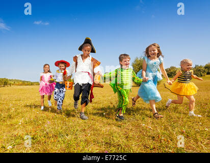 Große Gruppe von Kinder in Halloween-Kostümen laufen Stockfoto