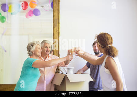 Familienfest mit Getränken Stockfoto