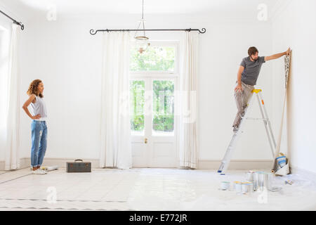 Paar hängenden Tapete zusammen Stockfoto