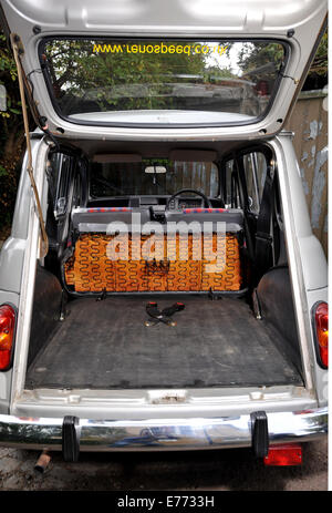 Renault 4 klassische französische Kleinwagen mit großen Kofferraum und nach unten gefaltet Rücksitze Stockfoto