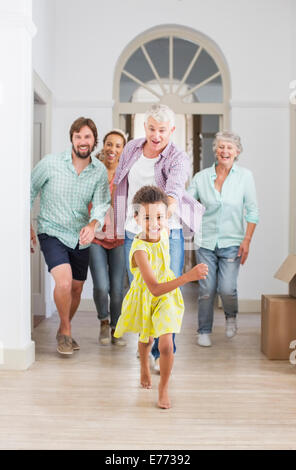 Familie durch Haus zusammen laufen Stockfoto