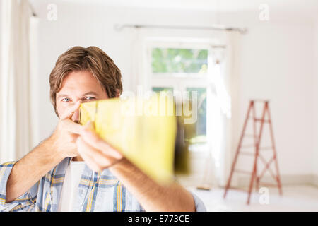 Man Betrieb Holz in der Nähe von Gesicht Stockfoto