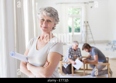 Ältere Frau, die Konstruktionsplänen Stockfoto