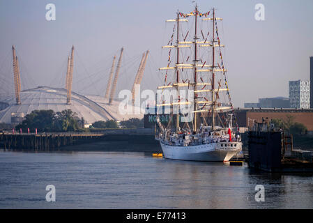 London, UK. 8. Sep, 2014. Tall Ships Festival 2014 Greenwich. Dar Mlodziezy vor Anker in der Nähe der O2 Centre. Bildnachweis: Martyn Goddard/Alamy Live-Nachrichten Stockfoto