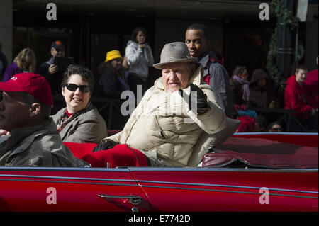 31. Dezember 2012 - ist Atlanta, GA - S TRUETT CATHY, der Milliardär Gründer der Chick-Fil-A-Restaurant-Kette, die bekanntlich am Sonntag schließt aber auch lenkte die Aufmerksamkeit auf Homo-Ehe wegen seiner Familie konservative Ansichten, im Alter von 93 Jahren gestorben... . Bild zeigt Cathy in Chick-Fil-A Bowl parade durch die Innenstadt von Atlanta im Dezember 2012... Chick-Fil-A-Sprecher Mark Baldwin sagte Cathy zu Hause umgeben von seiner Familie gestorben. Funeral Pläne noch nicht abgeschlossen waren, sagte er... Cathy eröffnet seine erste Diner in einem Vorort von Atlanta im Jahr 1946 und 1967 hatte er gegründet und eröffnete seine erste Chi Stockfoto