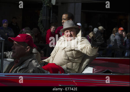 31. Dezember 2012 - ist Atlanta, GA - S TRUETT CATHY, der Milliardär Gründer der Chick-Fil-A-Restaurant-Kette, die bekanntlich am Sonntag schließt aber auch lenkte die Aufmerksamkeit auf Homo-Ehe wegen seiner Familie konservative Ansichten, im Alter von 93 Jahren gestorben... . Bild zeigt Cathy in Chick-Fil-A Bowl parade durch die Innenstadt von Atlanta im Dezember 2012... Chick-Fil-A-Sprecher Mark Baldwin sagte Cathy zu Hause umgeben von seiner Familie gestorben. Funeral Pläne noch nicht abgeschlossen waren, sagte er... Cathy eröffnet seine erste Diner in einem Vorort von Atlanta im Jahr 1946 und 1967 hatte er gegründet und eröffnete seine erste Chi Stockfoto