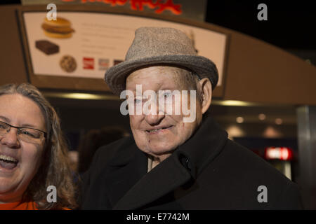 31. Dezember 2012 - ist Atlanta, GA - S TRUETT CATHY, der Milliardär Gründer der Chick-Fil-A-Restaurant-Kette, die bekanntlich am Sonntag schließt aber auch lenkte die Aufmerksamkeit auf Homo-Ehe wegen seiner Familie konservative Ansichten, im Alter von 93 Jahren gestorben... . Bild zeigt Cathy besuchen Mitarbeiter von Chick-Fil-A-Bowl-Fan-Fest in Atlanta, Dezember, 2012... Chick-Fil-A-Sprecher Mark Baldwin sagte Cathy zu Hause umgeben von seiner Familie gestorben. Funeral Pläne noch nicht abgeschlossen waren, sagte er... Cathy eröffnet seine erste Diner in einem Vorort von Atlanta im Jahr 1946 und 1967 hatte er gegründet und eröffnete seine fi Stockfoto