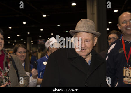 31. Dezember 2012 - ist Atlanta, GA - S TRUETT CATHY, der Milliardär Gründer der Chick-Fil-A-Restaurant-Kette, die bekanntlich am Sonntag schließt aber auch lenkte die Aufmerksamkeit auf Homo-Ehe wegen seiner Familie konservative Ansichten, im Alter von 93 Jahren gestorben... . Bild zeigt Cathy besuchen Mitarbeiter von Chick-Fil-A-Bowl-Fan-Fest in Atlanta, Dezember, 2012... Chick-Fil-A-Sprecher Mark Baldwin sagte Cathy zu Hause umgeben von seiner Familie gestorben. Funeral Pläne noch nicht abgeschlossen waren, sagte er... Cathy eröffnet seine erste Diner in einem Vorort von Atlanta im Jahr 1946 und 1967 hatte er gegründet und eröffnete seine fi Stockfoto