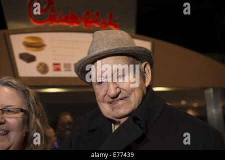 31. Dezember 2012 - ist Atlanta, GA - S TRUETT CATHY, der Milliardär Gründer der Chick-Fil-A-Restaurant-Kette, die bekanntlich am Sonntag schließt aber auch lenkte die Aufmerksamkeit auf Homo-Ehe wegen seiner Familie konservative Ansichten, im Alter von 93 Jahren gestorben... . Bild zeigt Cathy besuchen Mitarbeiter von Chick-Fil-A-Bowl-Fan-Fest in Atlanta, Dezember, 2012... Chick-Fil-A-Sprecher Mark Baldwin sagte Cathy zu Hause umgeben von seiner Familie gestorben. Funeral Pläne noch nicht abgeschlossen waren, sagte er... Cathy eröffnet seine erste Diner in einem Vorort von Atlanta im Jahr 1946 und 1967 hatte er gegründet und eröffnete seine fi Stockfoto