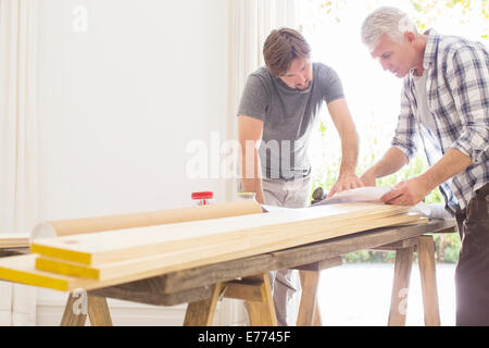 Vater und Sohn, die Konstruktionsplänen durchsehen Stockfoto