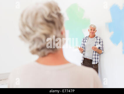 Älteres Ehepaar, die Entscheidung über Farben zusammen Stockfoto