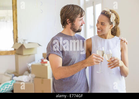 Paar feiert mit Getränken Stockfoto