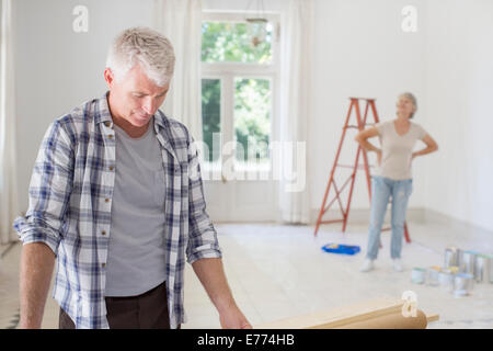 Älteres Ehepaar Beobachtung neuen Wohnraum Stockfoto
