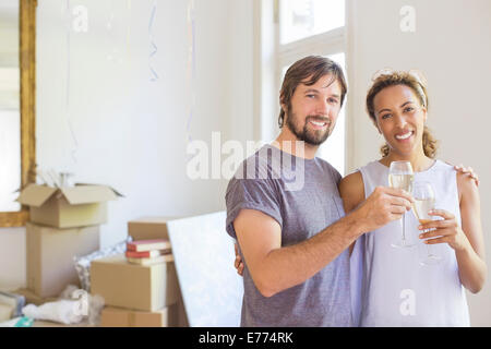 Paar feiert mit Getränken Stockfoto