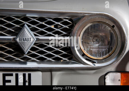 Renault-Abzeichen auf einem Renault 4 klassische französische Kleinwagen grill Stockfoto