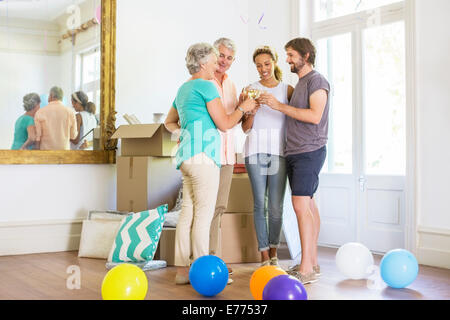 Familie feiern mit Getränken Stockfoto