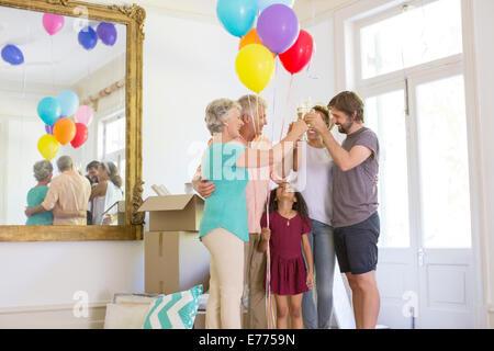 Familie feiern mit Getränken und Luftballons Stockfoto