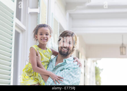 Vater Holding-Tochter in Armen im freien Stockfoto