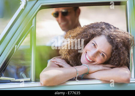 Frau auf Autotür während Autofahrt Stockfoto