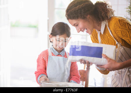 Mutter und Tochter gemeinsam Backen Stockfoto