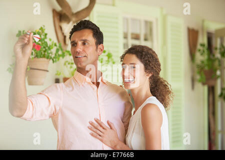 Couple Spielen Dart spielen zusammen Stockfoto